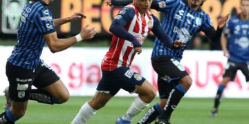 Chivas de Guadalajara empata 1-1 con Gallos de Querétaro