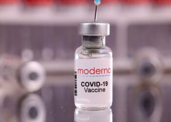 Vacuna de Moderna es más efectiva que Pfizer para prevenir hospitalizaciones, según estudio