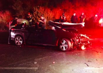 Grave tulteco al estrellar auto con camión