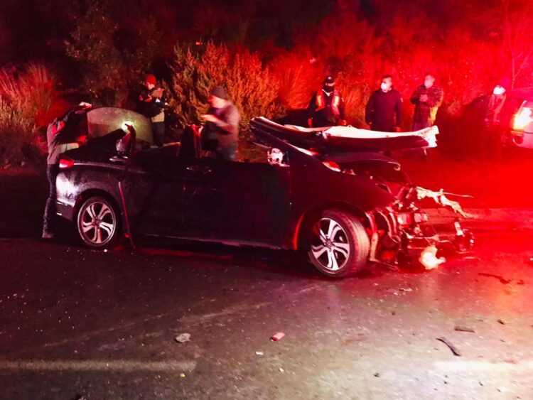 Grave tulteco al estrellar auto con camión