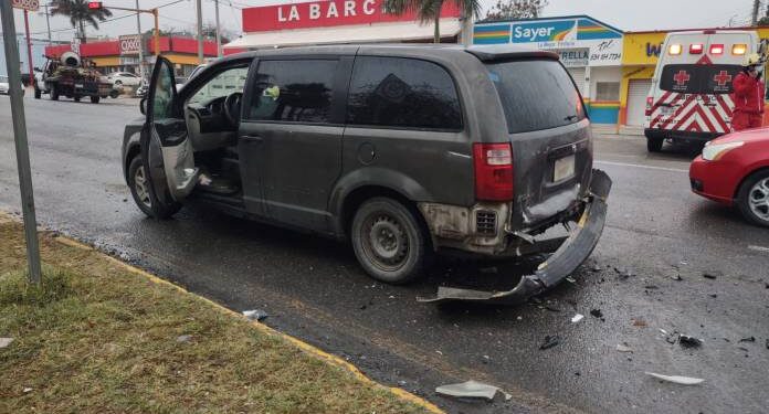Dos mujeres se lesionan en aparatoso choque