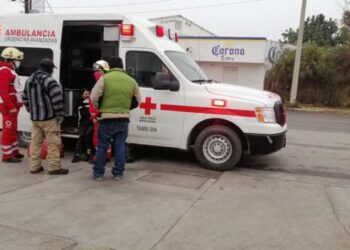 Pareja se lesiona al chocar moto contra auto