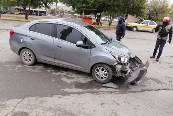 Pareja se lesiona al chocar moto contra auto