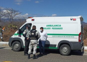 Hallan a 14 migrantes dentro de ambulancia apócrifa con logos del IMSS