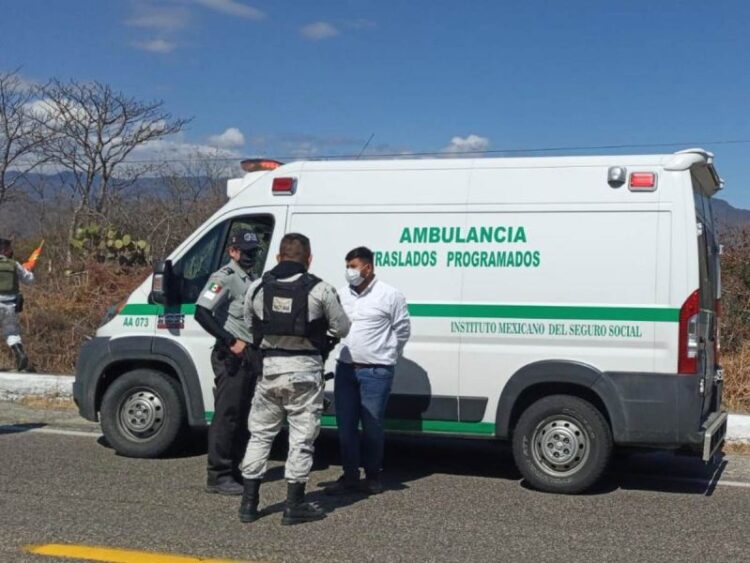 Hallan a 14 migrantes dentro de ambulancia apócrifa con logos del IMSS