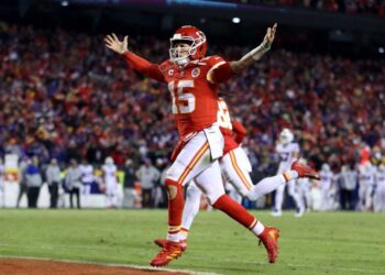 Jefes y Mahomes superan 42-36 a los Bills en duelo de infarto