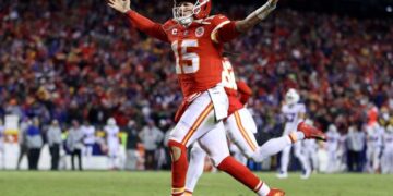 Jefes y Mahomes superan 42-36 a los Bills en duelo de infarto