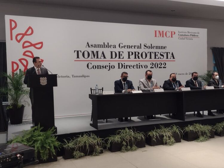 Rector de la UAT felicita al nuevo titular del Colegio de Contadores de Victoria