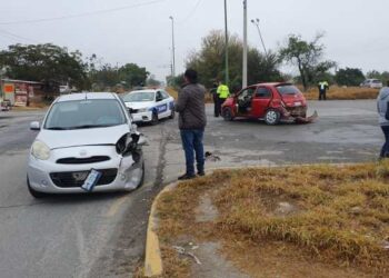 Fuerte choque en libramiento y calle de acceso a Cuartel Militar