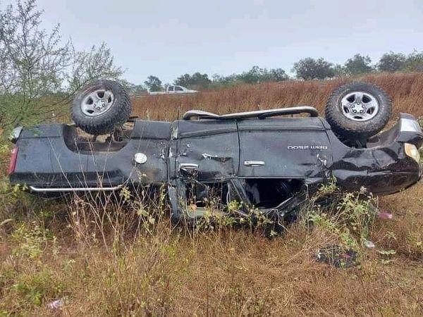 Mueren dos en volcadura de camioneta en ruta Aldama-SLM
