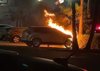 Por infiel le queman su coche