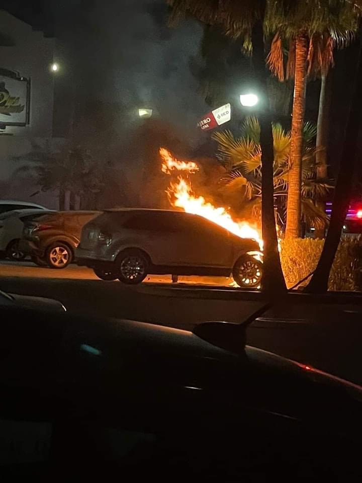 Por infiel le queman su coche