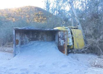 Chofer se fractura pierna al volcar camión