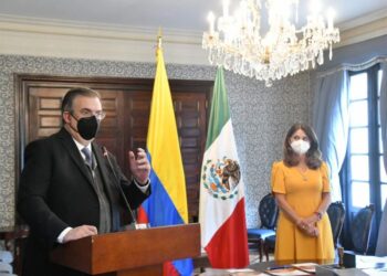 ‘Hay demasiadas narcoseries sobre nosotros, pero somos grandes países’: Ebrard en Colombia