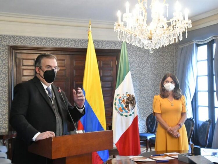 ‘Hay demasiadas narcoseries sobre nosotros, pero somos grandes países’: Ebrard en Colombia