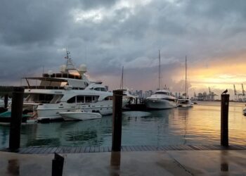 Desaparecen 39 personas tras volcar barco en las costas de Florida