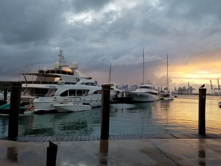 Desaparecen 39 personas tras volcar barco en las costas de Florida