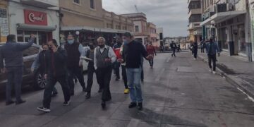 Marchan locatarios de nuevo mercado; protestan por cobro de cuotas anticipado