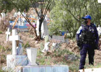 Separan del cargo a administrador de panteón por exhumación de bebé hallado en penal