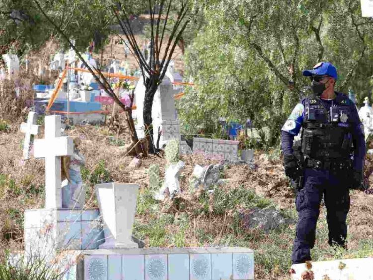 Separan del cargo a administrador de panteón por exhumación de bebé hallado en penal