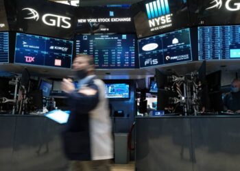 Fed mantiene tasas de interés en cero; planea subirlas “pronto”