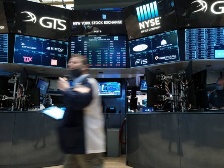 Fed mantiene tasas de interés en cero; planea subirlas “pronto”