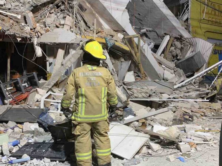 Un muerto y 15 heridos deja explosión y colapso de edificio en Puebla