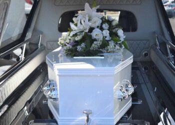 Detienen a mexicanos escondidos en ataúdes; texano intentó llevarlos a EU