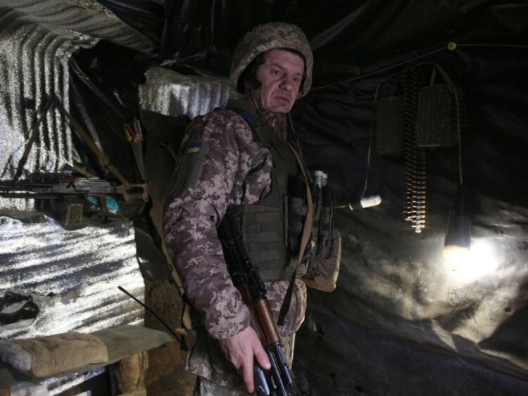 EU pide a ciudadanos salir de Ucrania; alerta de ataque en “febrero”