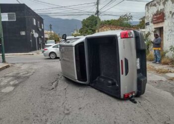 Dos lesionados en choque y volcadura