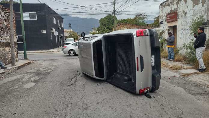 Dos lesionados en choque y volcadura