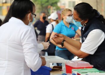 Aplican vacuna de refuerzo a trabajadores de Salud y Educación: SST.