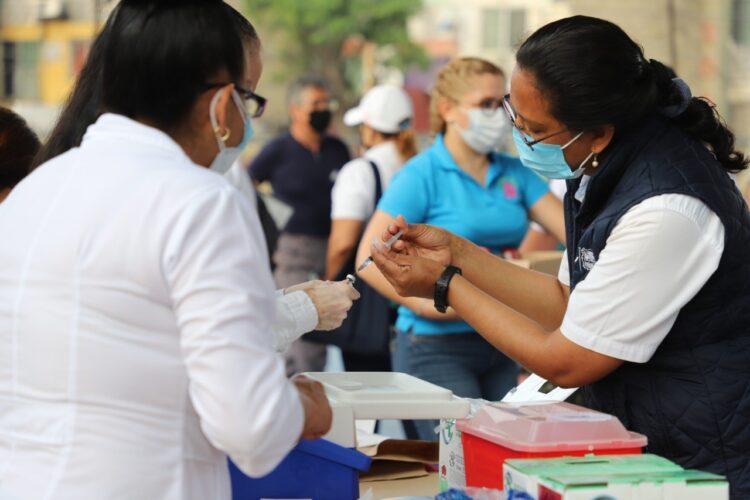 Aplican vacuna de refuerzo a trabajadores de Salud y Educación: SST.