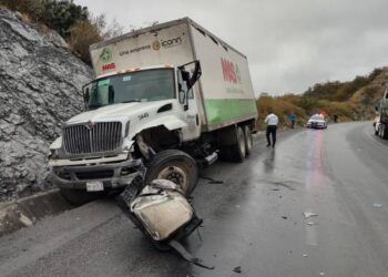 Familia se lesiona en aparatoso choque en ruta Victoria-Tula