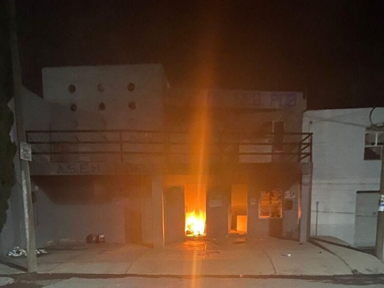 Turba incendia instalaciones de la policía en Actopan, Hidalgo