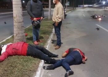 Se mata motociclista al estrellarse con palmera