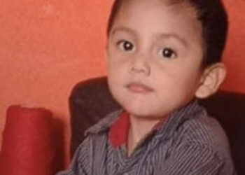 Leticia realiza actividades para pagar implante de su hijo.