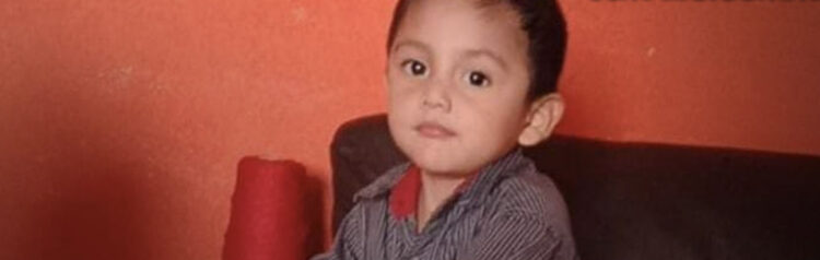 Leticia realiza actividades para pagar implante de su hijo.