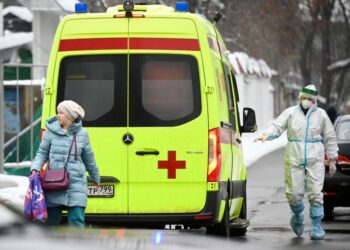 Rusia supera 100 mil casos diarios de covid-19 por ola de Ómicron