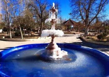 Frío congela calles y fuentes en Sonora