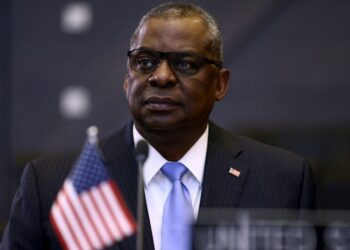 Secretario de Defensa de EU da positivo a covid-19; tiene síntomas leves