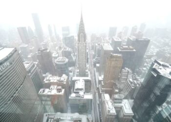 Tormenta invernal en EU deja casi 5 mil vuelos cancelados y apagones masivos