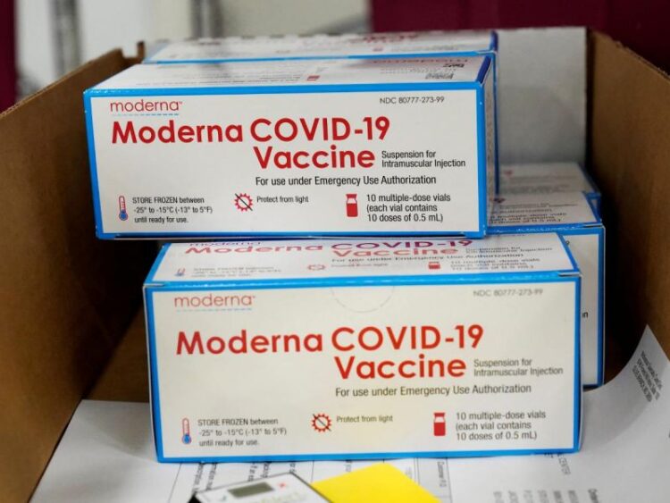 Vacuna anticovid de Moderna recibe aprobación completa en EU