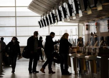 EU pide no viajar a México por nivel “muy alto” de covid-19