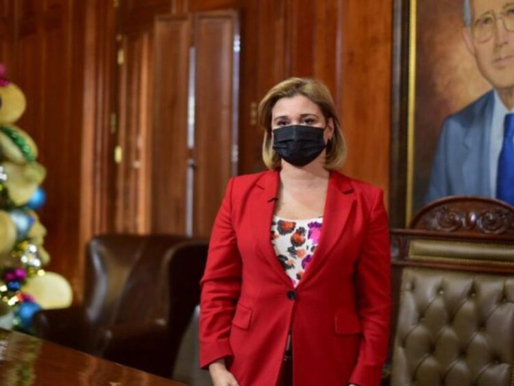 Gobernadora de Chihuahua es aislada por sospecha de covid