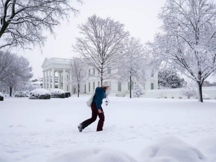 Tormenta invernal azota Washington; cierran escuelas y oficinas de gobierno