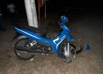 Motociclista muere al estrellarse con poste