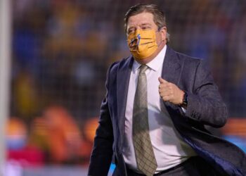 Miguel Herrera arremeta contra a Carlos Salcedo.