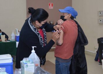 Aplican refuerzo contra Covid-19 a mayores de 60 años; jóvenes reciben segunda dosis