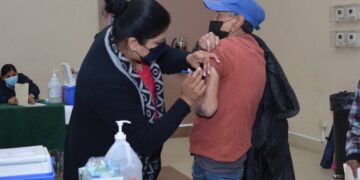 Aplican refuerzo contra Covid-19 a mayores de 60 años; jóvenes reciben segunda dosis